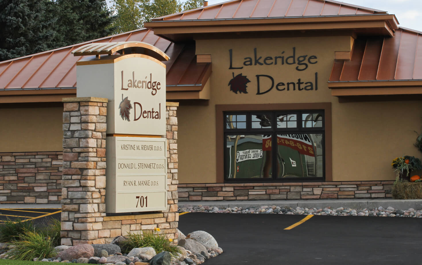 Lakeridge Dental Monument Sign and Storefront Detroit Lakes MN
